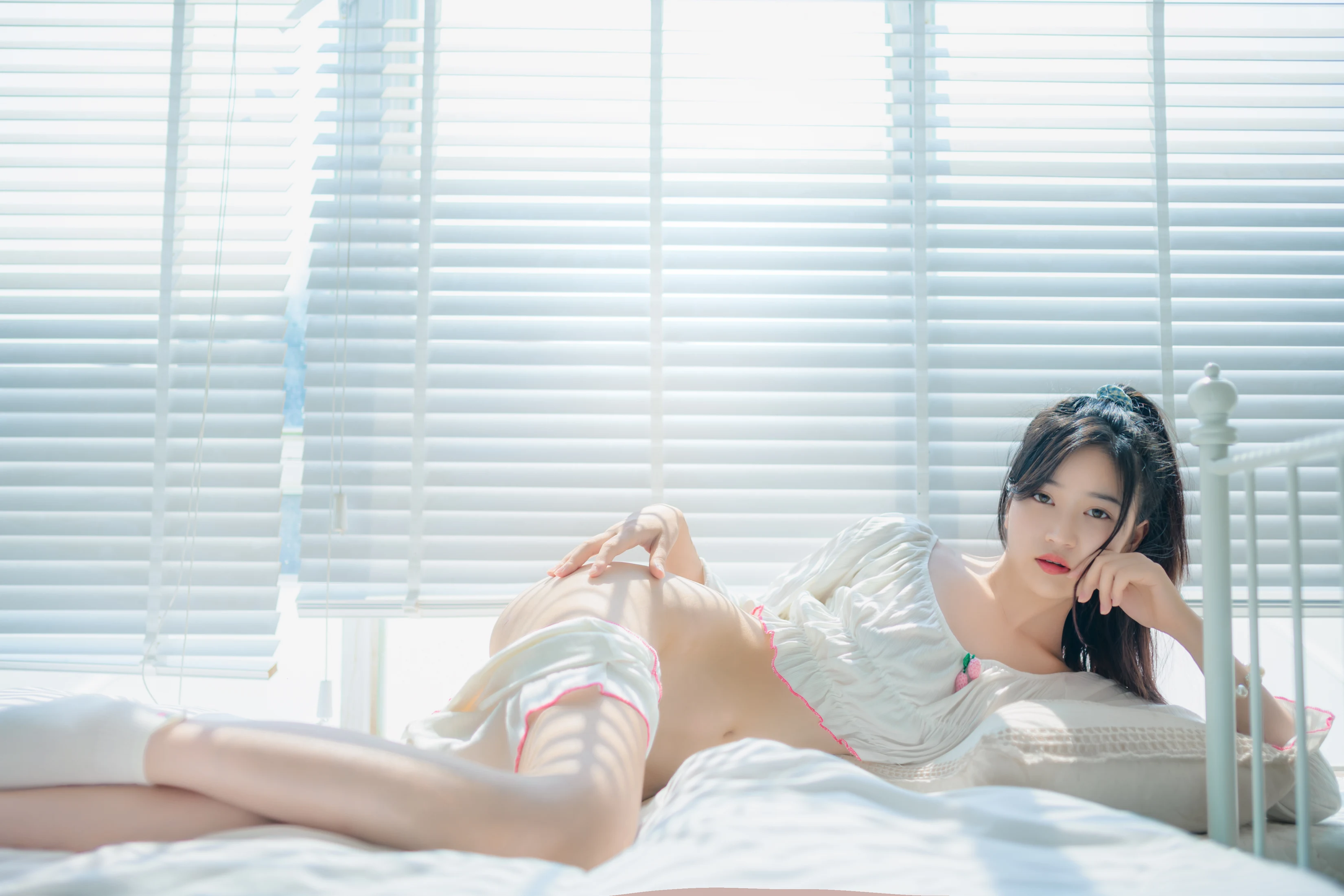 [会员][图包]年年 - 爱吃棒棒糖的少女（35P/124MB）